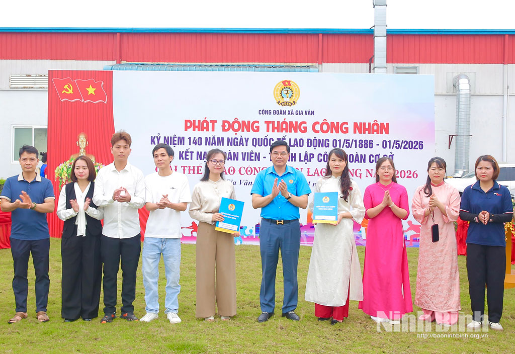 Đồng chí Nguyễn Hải Long, Tỉnh ủy viên, Phó Chủ tịch Ủy ban MTTQ Việt Nam tỉnh, Chủ tịch Liên đoàn Lao động tỉnh trao quyết định thành lập 2 công đoàn cơ sở.
