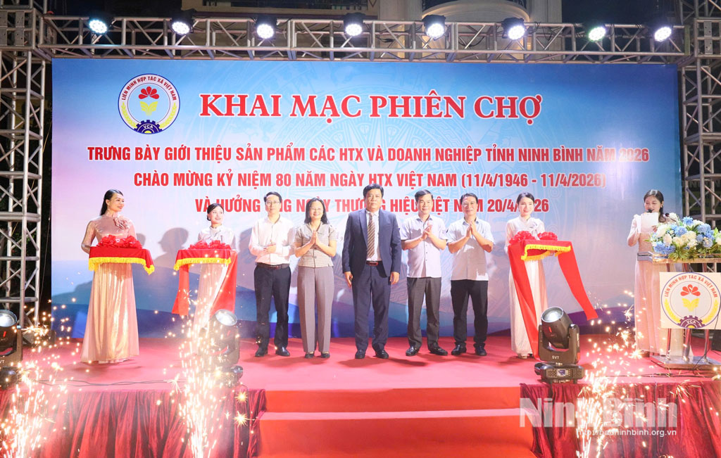 Các đại biểu cắt băng khai mạc Phiên chợ.