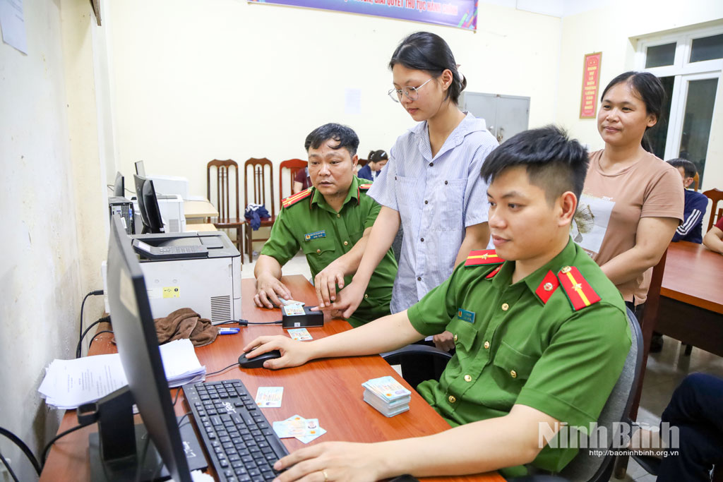 Công an xã Thanh Bình đang đẩy nhanh tiến độ cấp căn cước, định danh điện tử cho công dân từ 6 đến 14 tuổi và học sinh tham gia các kỳ thi năm 2026.