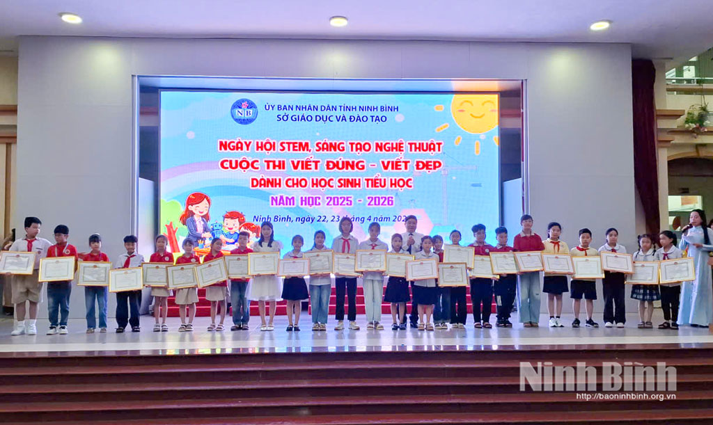 Lãnh đạo Sở Giáo dục và Đào tạo khen thưởng các học sinh có thành tích xuất sắc trong chương trình.