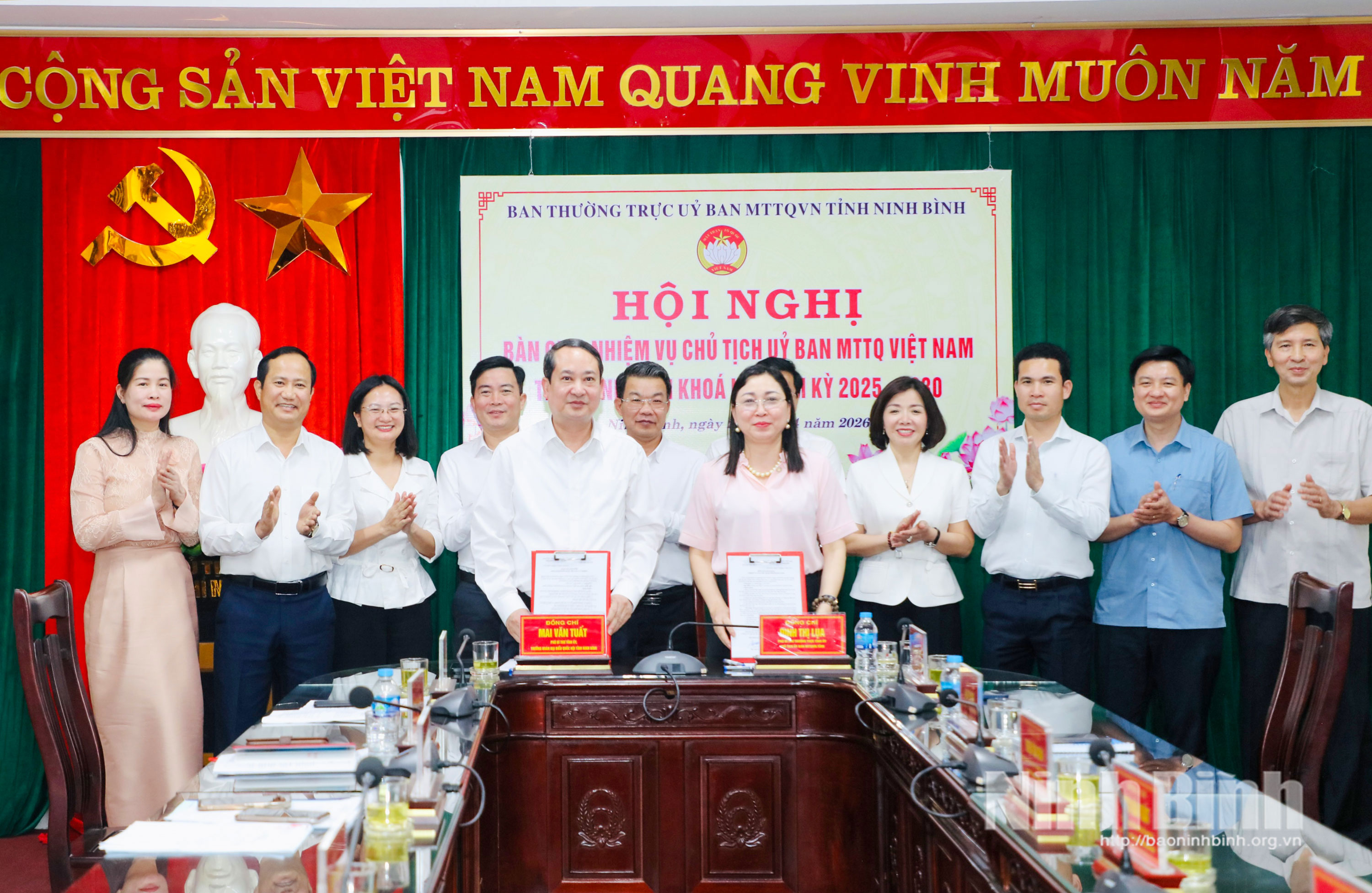Đồng chí Đinh Thị Lụa, Phó Bí thư Thường trực Tỉnh ủy, Chủ tịch Ủy ban MTTQ Việt Nam tỉnh và đồng chí Mai Văn Tuất, Phó Bí thư Tỉnh ủy, Trưởng Đoàn ĐBQH tỉnh ký biên bản bàn giao nhiệm vụ Chủ tịch Ủy ban MTTQ Việt Nam tỉnh.