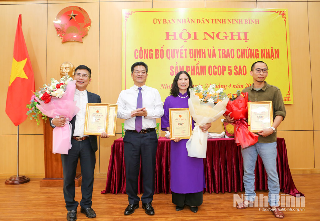 Đồng chí Phó Chủ tịch UBND tỉnh Trần Anh Dũng trao Quyết định và chứng nhận sản phẩm OCOP 5 sao Quốc gia cho các chủ thể.