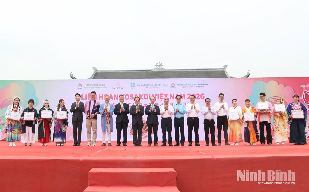 Lãnh đạo Sở Du lịch tặng quà cho các đội tham gia Liên hoan.