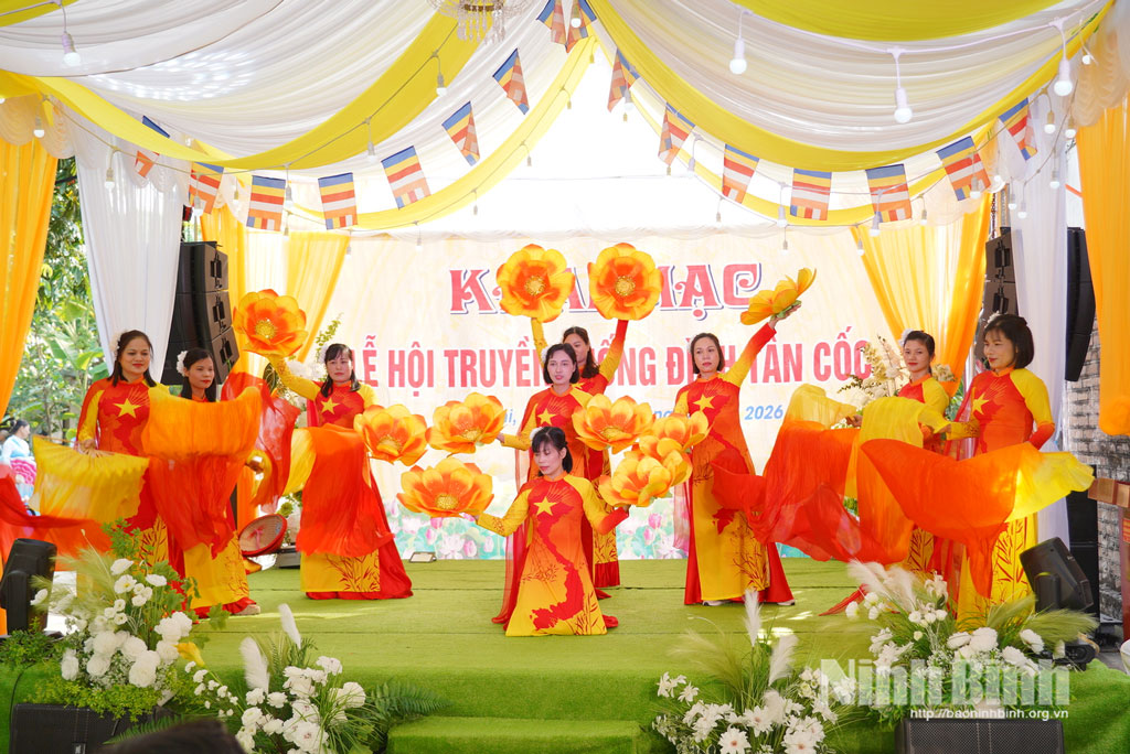 Tiết mục văn nghệ tại chương trình khai mạc Lễ hội truyền thống đình Tân Cốc năm 2026.