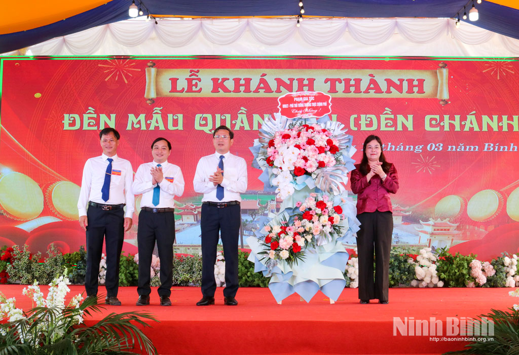 Thừa ủy quyền của đồng chí Phó Thủ tướng Thường trực Chính phủ Phạm Gia Túc, đồng chí Hà Lan Anh, Tỉnh ủy viên, Phó Chủ tịch UBND tỉnh tặng Đảng uỷ, HĐND, UBND xã Hải Anh lẵng hoa chúc mừng.