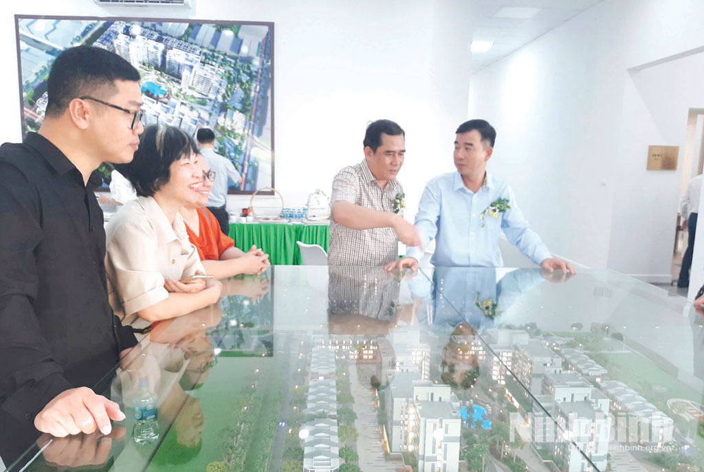 Đẩy nhanh tiến độ xây dựng các khu nhà ở xã hội đang được các ngành chức năng của tỉnh và các doanh nghiệp quan tâm chỉ đạo, thực hiện. (Trong ảnh: Khách hàng tham quan mô hình nhà ở xã hội tại phường Đồng Văn).