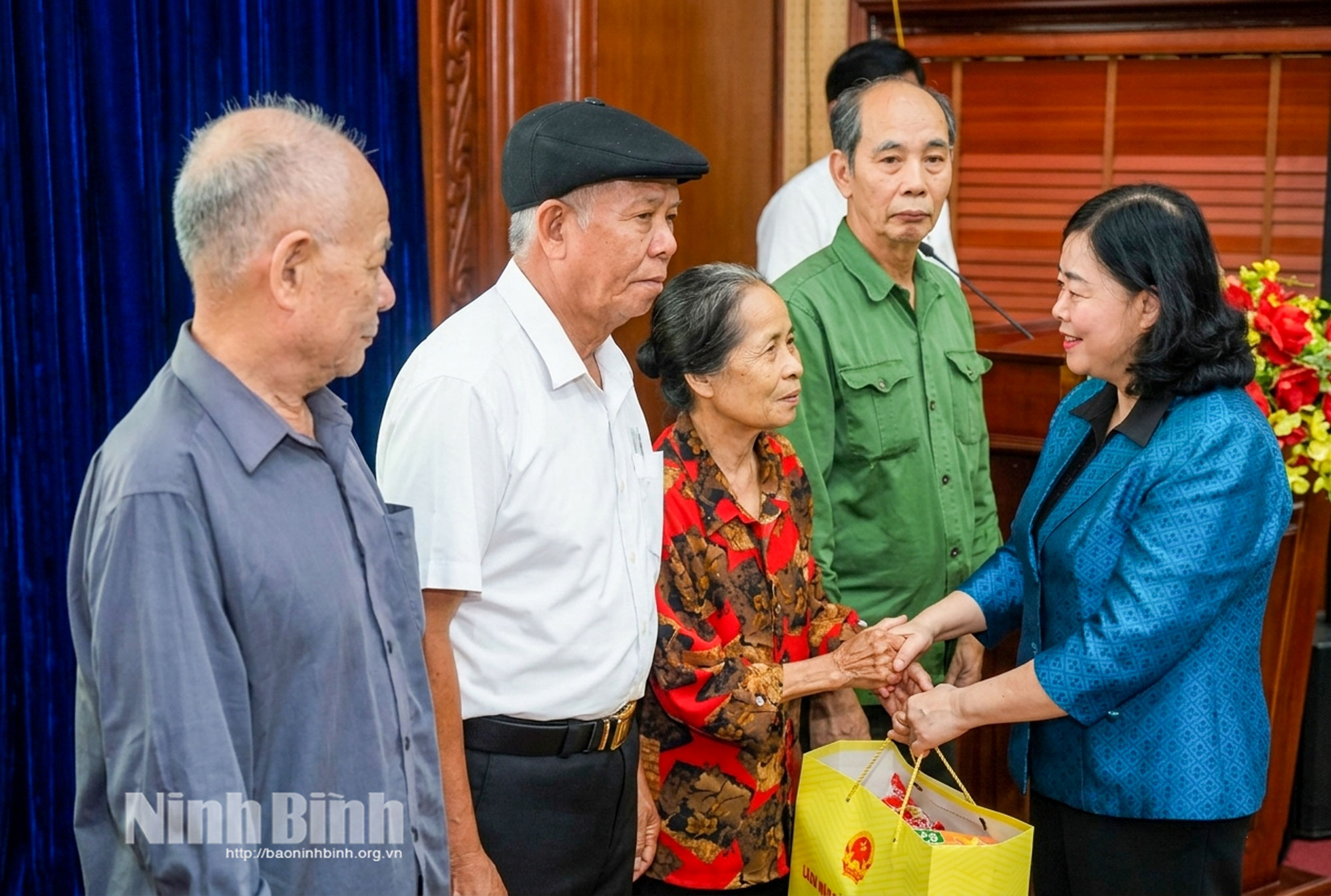 Đồng chí Bùi Thị Minh Hoài, Ủy viên Bộ Chính trị, Bí thư Trung ương Đảng, Chủ tịch Ủy ban Trung ương MTTQ Việt Nam trao tặng quà cho các hộ có hoàn cảnh khó khăn trên địa bàn tỉnh Ninh Bình.