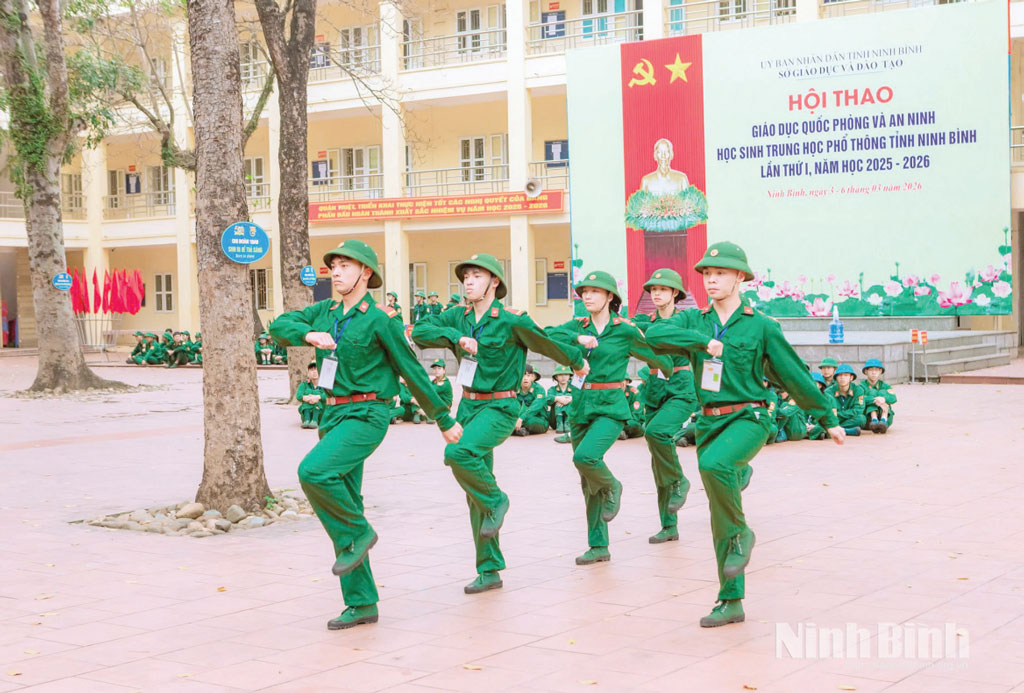 Thí sinh dự thi hạng mục Điều lệnh đội ngũ Tiểu đội tại Hội thao Giáo dục QP&AN học sinh THPT tỉnh Ninh Bình lần thứ I, năm học 2025-2026.