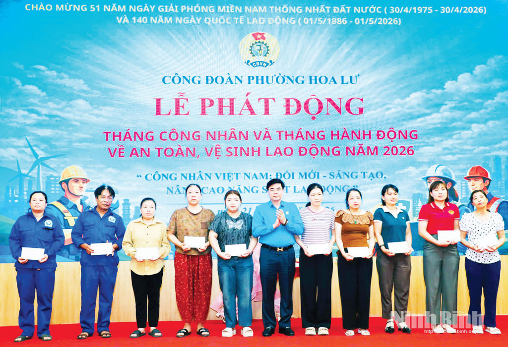 Lãnh đạo LĐLĐ tỉnh trao quà cho đoàn viên, người lao động có hoàn cảnh khó khăn thuộc Công đoàn phường Hoa Lư nhân Tháng Công nhân năm 2026.