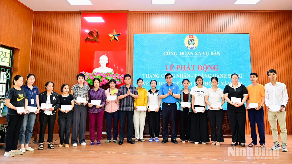 Lãnh đạo LĐLĐ tỉnh và lãnh đạo xã Vụ Bản trao quà của LĐLĐ tỉnh cho đoàn viên, người lao động có hoàn cảnh khó khăn.