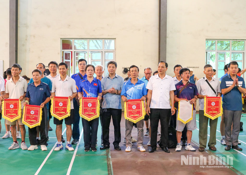 Lãnh đạo UBND phường Nam Định tặng cờ lưu niệm cho các đoàn vận động viên tham dự Giải.