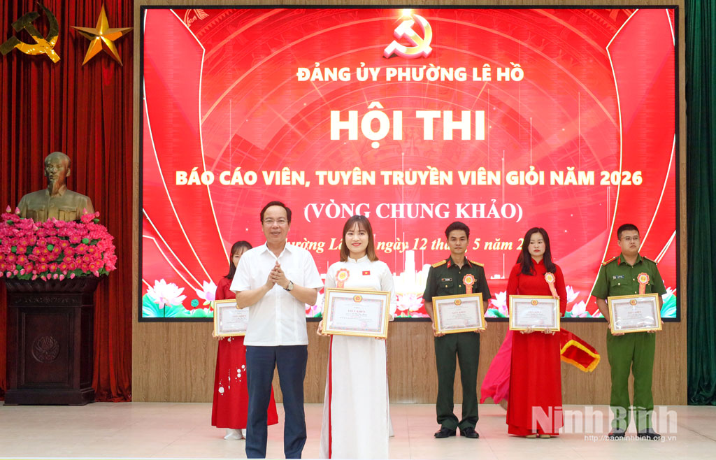Đồng chí Lê Minh Đức, Tỉnh ủy viên, Bí thư Đảng ủy phường Lê Hồ trao giải Nhất cho thí sinh tại hội thi.