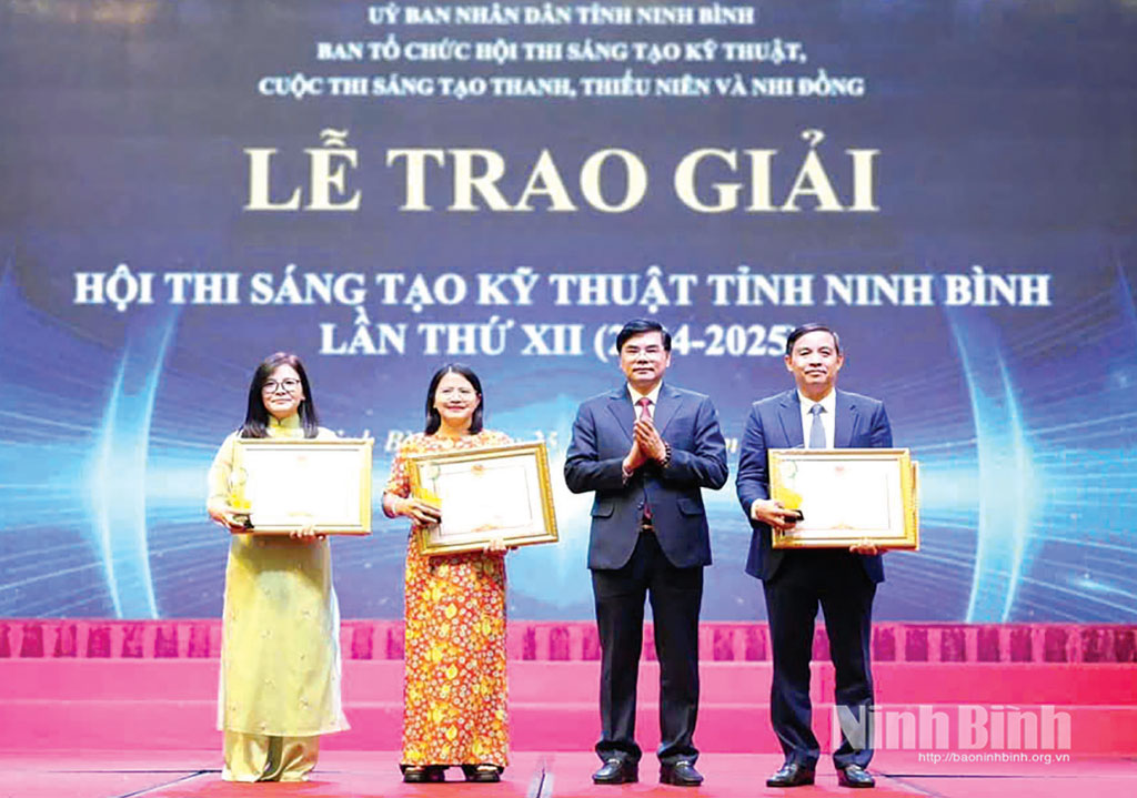 Nhóm tác giả của Bệnh viện Sản Nhi tỉnh Ninh Bình nhận giải Nhất Hội thi Sáng tạo kỹ thuật tỉnh lần thứ XII (2024-2025).