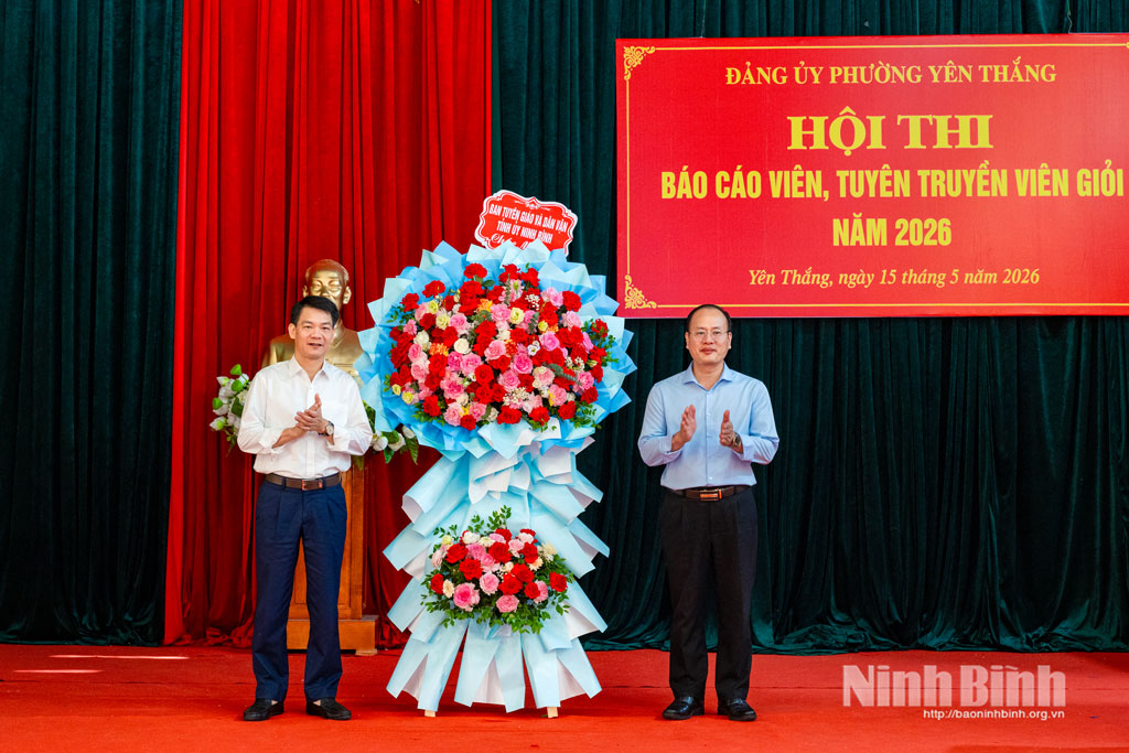 Đồng chí Nguyễn Đức Toàn, Ủy viên Ban Thường vụ Tỉnh ủy, Trưởng Ban Tuyên giáo và Dân vận Tỉnh ủy tặng hoa chúc mừng Hội thi. Ảnh: Ngọc Linh