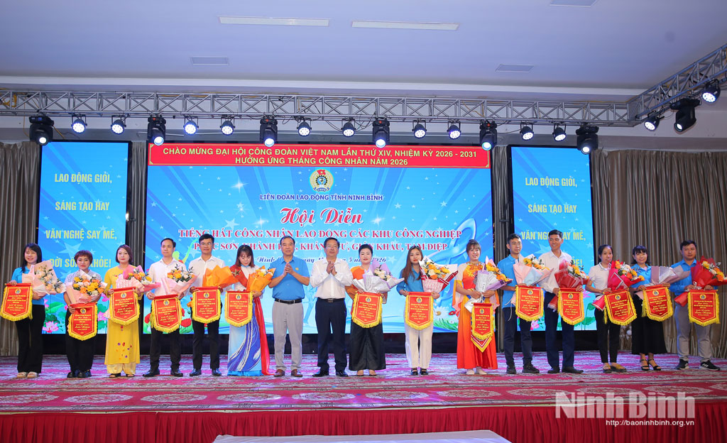 Lãnh đạo Liên đoàn Lao động tỉnh và Ban Quản lý Khu kinh tế và các Khu công nghiệp tỉnh trao cờ và hoa cho các đơn vị tham gia thi tại chương trình.