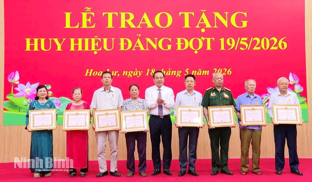 Đồng chí Đặng Thanh Sơn, Ủy viên Ban Thường vụ Tỉnh ủy, Phó Chủ tịch UBND tỉnh trao tặng Huy hiệu 45 năm tuổi Đảng cho các đảng viên thuộc Đảng bộ phường Hoa Lư. Ảnh: Hồng Nhung