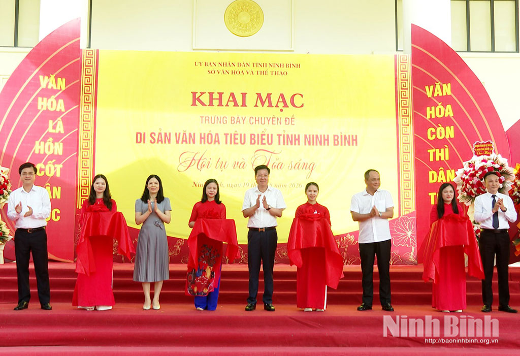 Các đại biểu cắt băng Khai mạc Trưng bày chuyên đề Di sản văn hóa tiêu biểu tỉnh Ninh Bình.