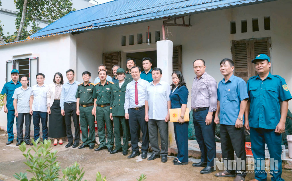 Lãnh đạo Quân khu 3, phường Thiên Trường và các ngành chức năng thăm hỏi, động viên gia đình ông Trần Văn Quyền được hỗ trợ xây dựng ngôi nhà mới.
