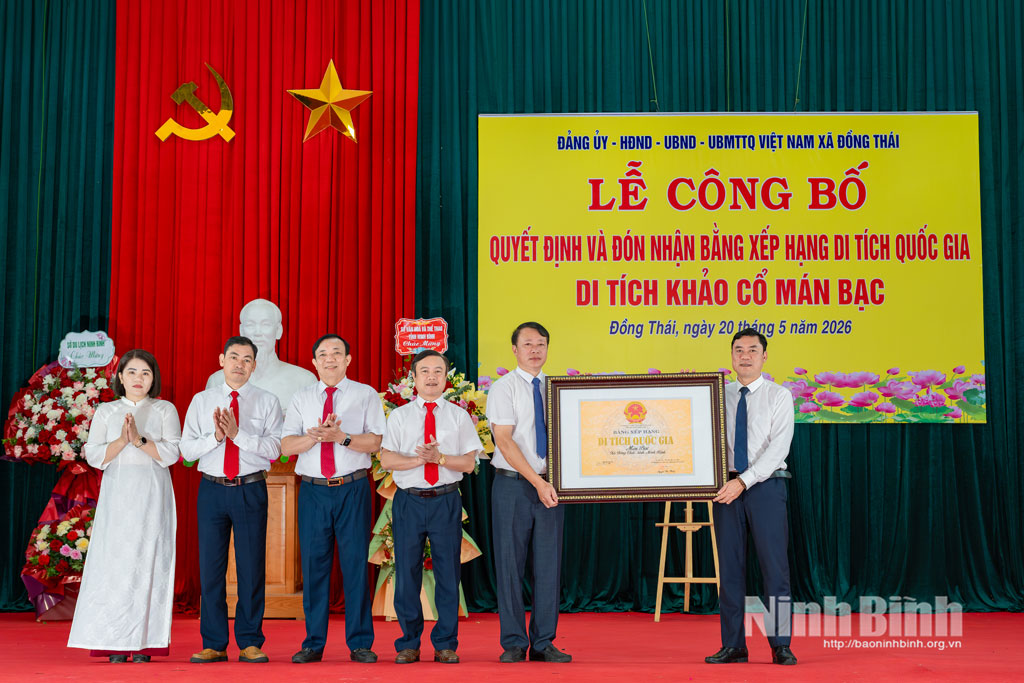Lãnh đạo Sở Văn hoá và Thể thao trao Bằng xếp hạng di tích quốc gia Di tích khảo cổ Mán Bạc cho đại diện lãnh đạo xã Đồng Thái.