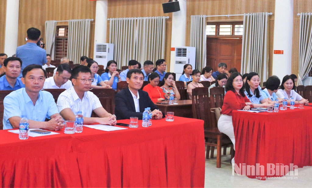 Các đại biểu dự diễn đàn.