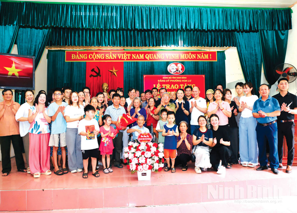 Cụ Hoàng Văn Tược cùng các con, cháu chụp ảnh kỷ niệm nhân dịp đón nhận Huy hiệu 80 năm tuổi Đảng. Ảnh: Đức Lam