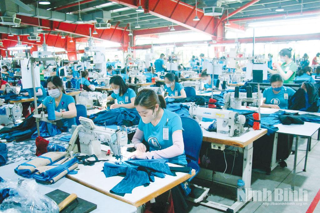 Công ty TNHH Maxport Limited, phường Nam Định lắp đặt hệ thống điều hòa trong xưởng sản xuất, bảo đảm sức khỏe cho người lao động.