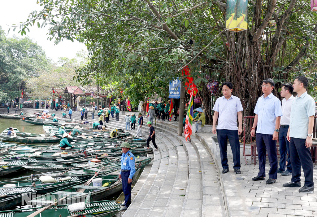 Đồng chí Trần Song Tùng, Ủy viên Ban Thường vụ Tỉnh ủy, Phó Chủ tịch Thường trực UBND tỉnh kiểm tra thực tế tại khu vực bến thuyền.