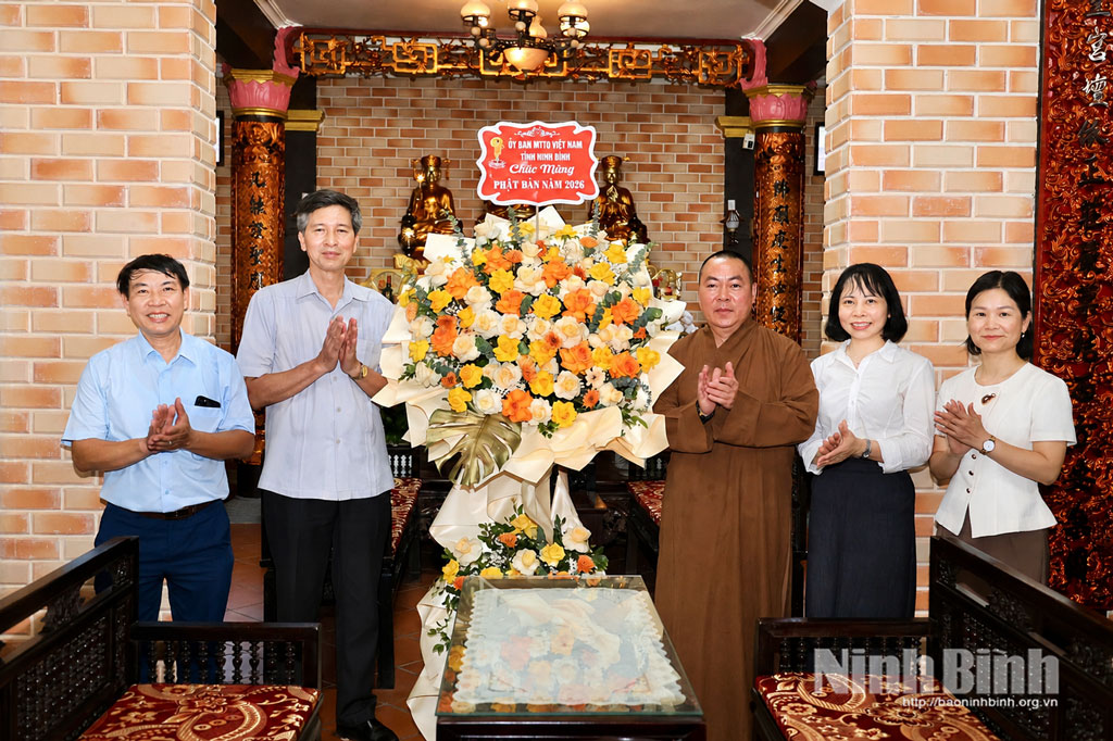 Đoàn công tác của Ủy ban MTTQ Việt Nam tỉnh tặng hoa chúc mừng Thượng tọa Thích Giác Vũ, Ủy viên Ban Trị sự Giáo hội Phật giáo Việt Nam tỉnh, Trưởng Ban Đại diện Phật giáo liên phường Nam Định nhân dịp Đại lễ Phật đản 2026.