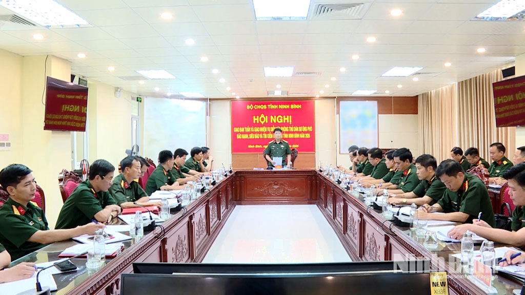 Đại tá Vũ Văn Định, Ủy viên Ban Thường vụ Tỉnh ủy, Chỉ huy trưởng Bộ CHQS tỉnh phát biểu giao nhiệm vụ cho các cơ quan, đơn vị.