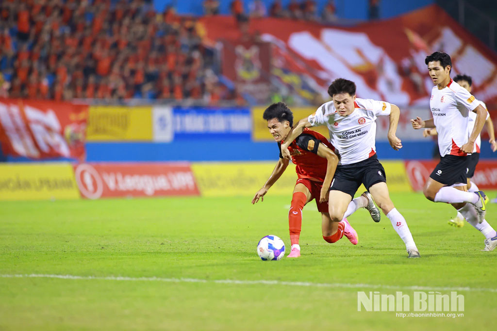Tình huống tranh chấp bóng trong trận Ninh Bình FC gặp CA TP.HCM.