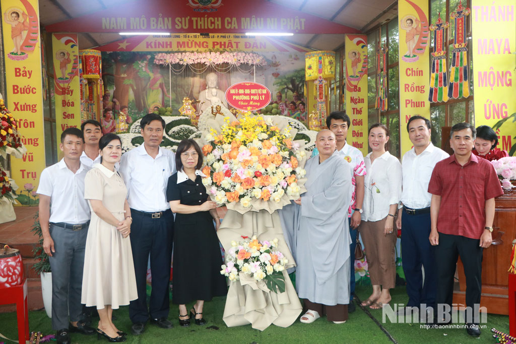 Các đồng chí lãnh đạo phường Phủ Lý tặng hoa chúc mững Đại Lễ.