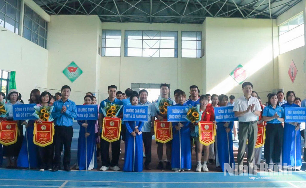Lãnh đạo Đảng ủy phường Trường Thi và LĐLĐ tỉnh tặng Cờ cho các đội tham gia Giải thể thao trong CNVCLĐ phường Trường Thi năm 2026.