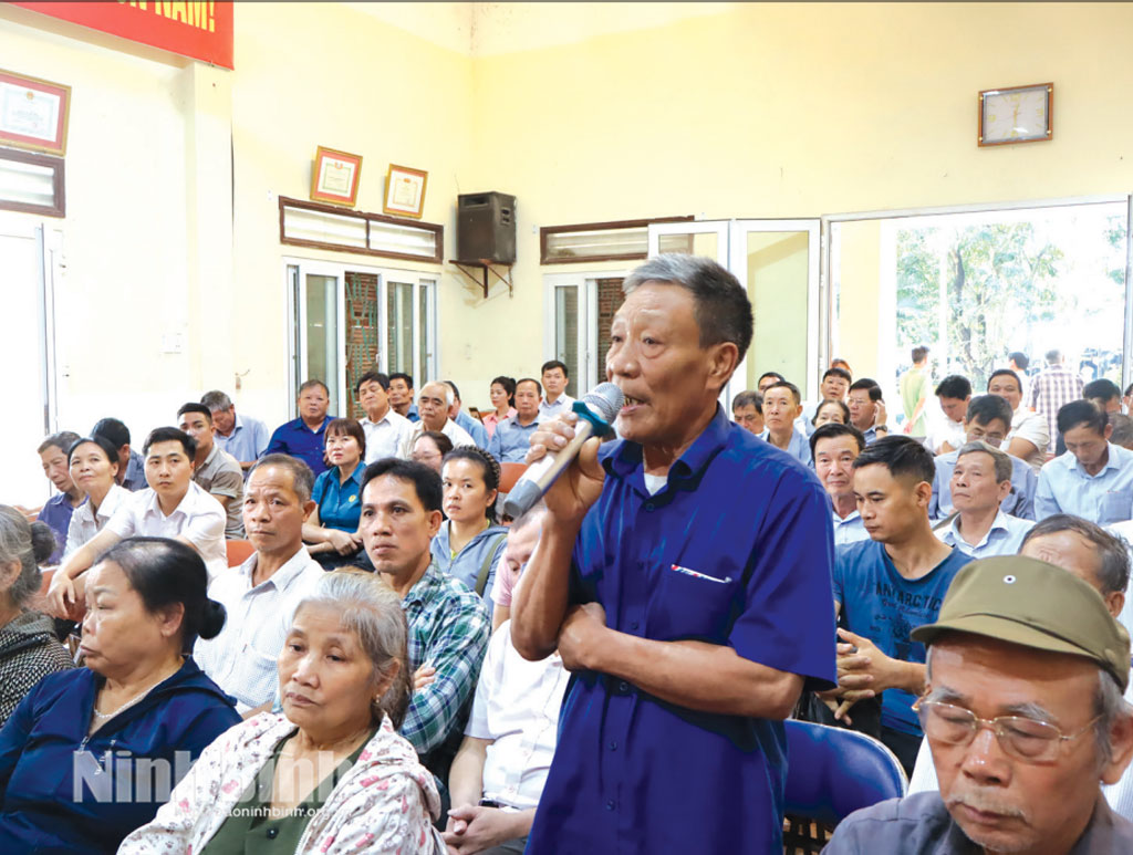Người dân tham gia đóng góp ý kiến tại Hội nghị lấy ý kiến cộng đồng dân cư thực hiện Dự án xây dựng tuyến đường Hoa Lư - Nam Định do Ủy ban MTTQ Việt Nam tỉnh tổ chức.