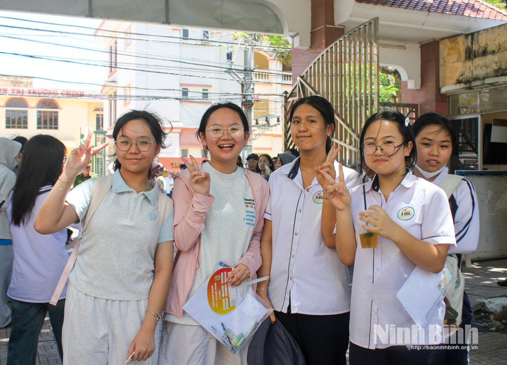 Thí sinh hoàn thành bài thi các môn chuyên tại điểm thi Trường THPT chuyên Lê Hồng Phong.