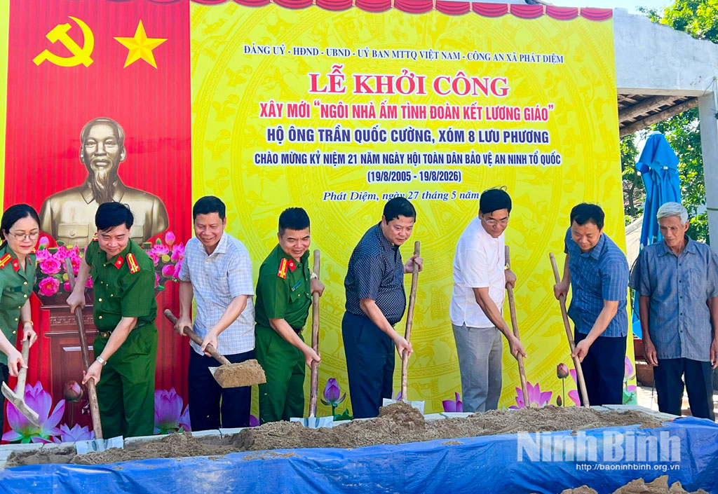 Các đại biểu thực hiện thực hiện nghi lễ động thổ xây mới “Ngôi nhà ấm tình đoàn kết lương giáo” cho gia đình ông Trần Quốc Cường.