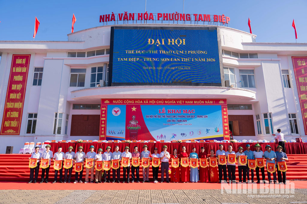 Ban tổ chức tặng cờ lưu niệm cho các đội tuyển tham dự Đại hội.