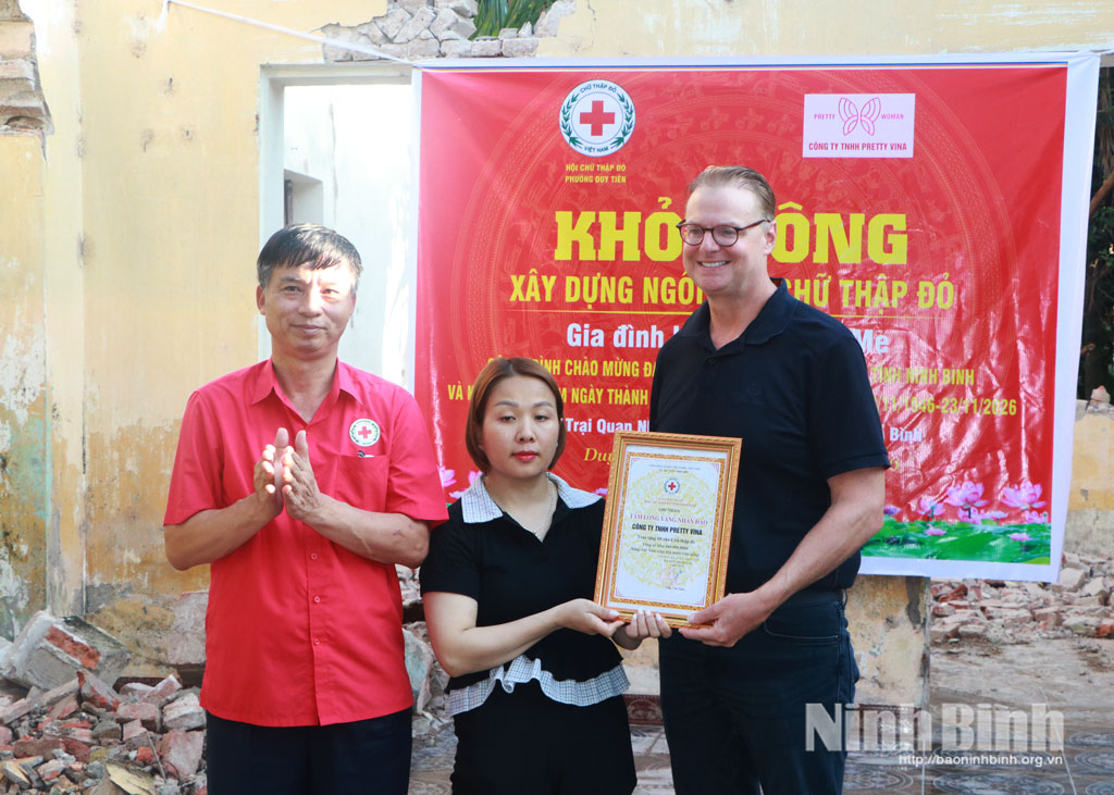 Lãnh đạo Hội Chữ thập đỏ tỉnh và đại diện Công ty TNHH Pretty Vina trao kinh phí hỗ trợ xây nhà mới cho gia đình chị Hoàng Thị Me.