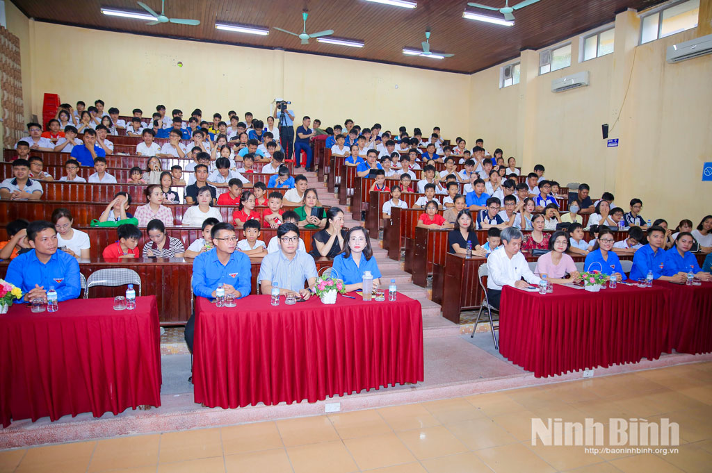 Các đại biểu và thí sinh dự lễ khai mạc.