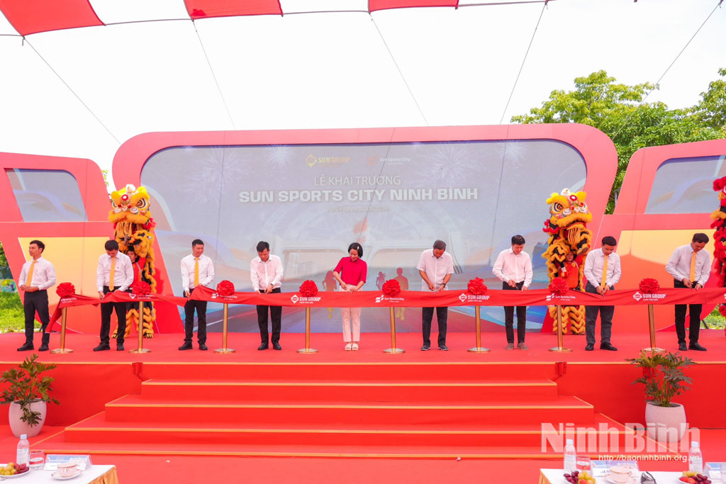 Các đại hiểu thực hiện nghi thức cắt băng khai trương Sun Sports City Ninh Bình.