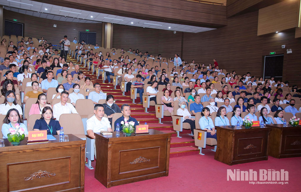 Các đại biểu dự hội nghị.