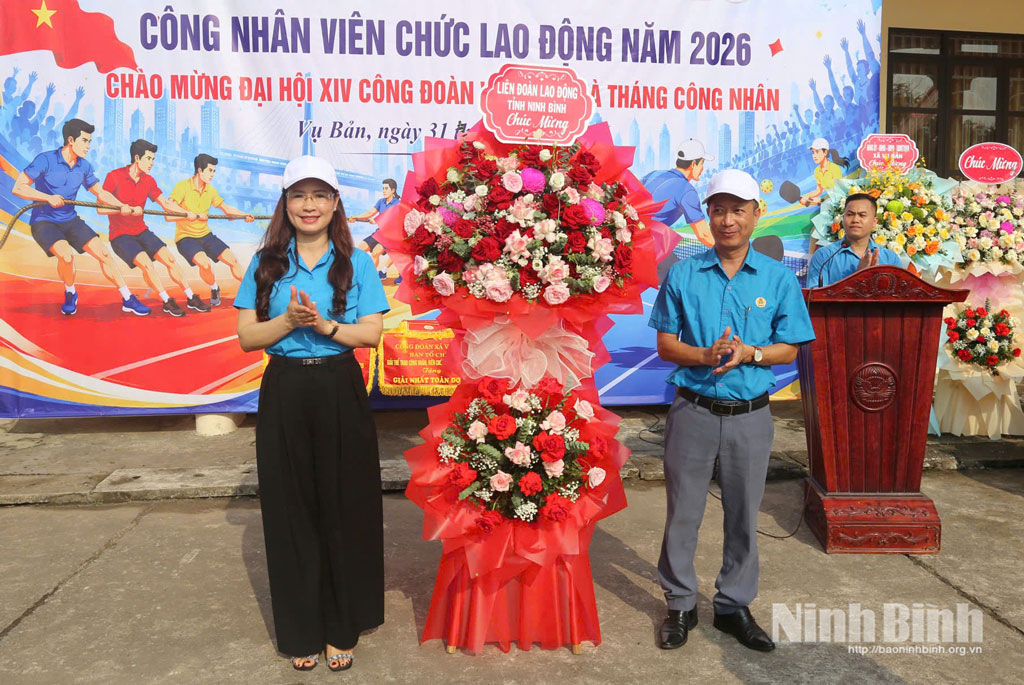 Lãnh đạo LĐLĐ tỉnh tặng hoa chúc mừng Ban Tổ chức Giải.