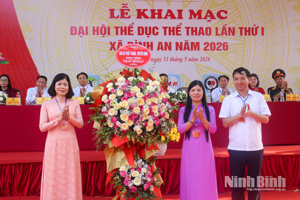 Đồng chí Phạm Thị Thu Hằng, Ủy viên Ban Thường vụ Tỉnh ủy, Giám đốc Báo và phát thanh, truyền hình Ninh Bình tặng hoa chúc mừng Đại hội. Ảnh: Chu Bình
