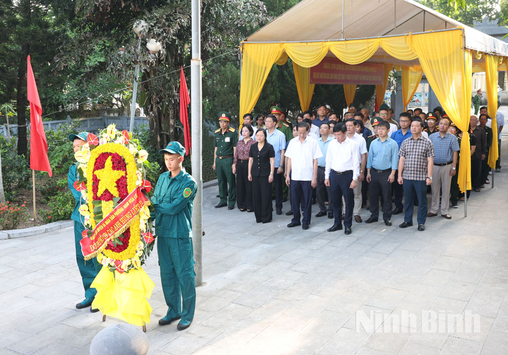 Đoàn đại biểu Đảng ủy, HĐND, UBND, Ủy ban MTTQ Việt Nam phường Nam Hoa Lư dâng hương tưởng niệm các Anh hùng liệt sĩ tại Nghĩa trang liệt sĩ Ninh Hải. Ảnh: Minh Quang
