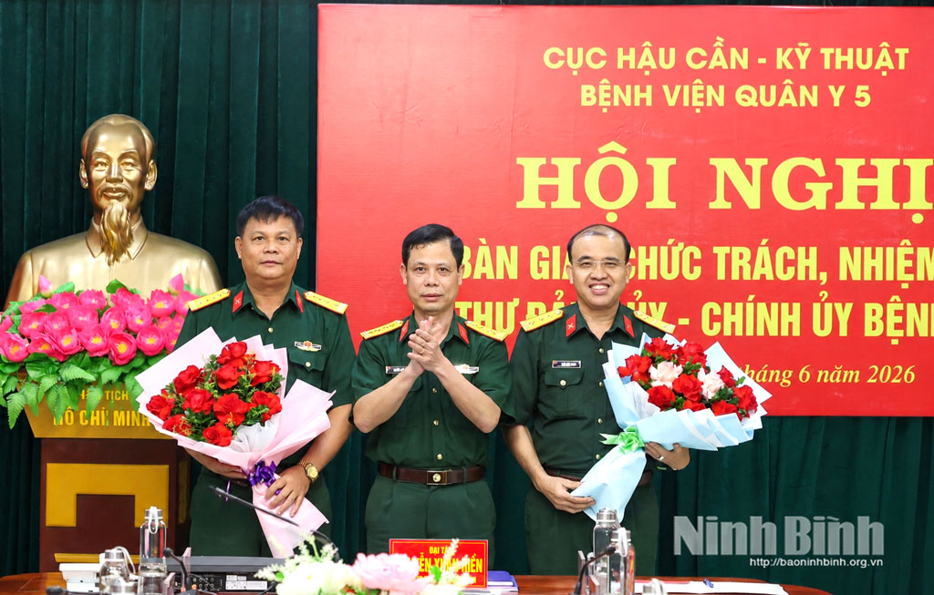 Đồng chí Đại tá Nguyễn Xuân Hiền, Bí thư Đảng uỷ, Chính uỷ Cục Hậu cần - Kỹ thuật, Quân đoàn 12 tặng hoa chúc mừng các đồng chí được điều động, bổ nhiệm.