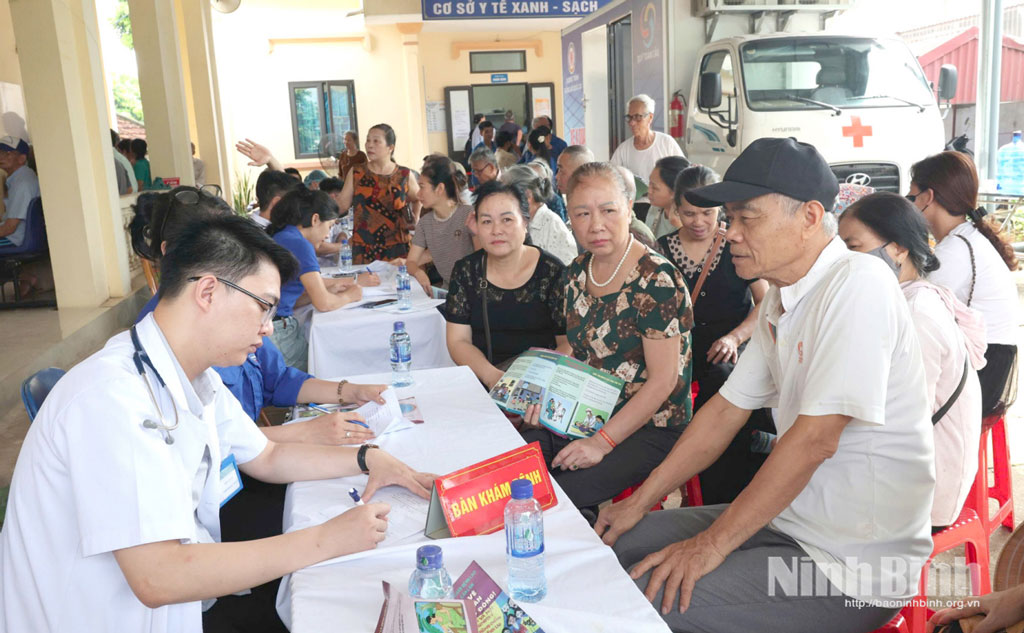 Người dân xã Phú Long và xã Thanh Sơn tham gia khám sàng lọc bệnh lao tại Trạm Y tế xã Phú Long. Ảnh: Minh Quang