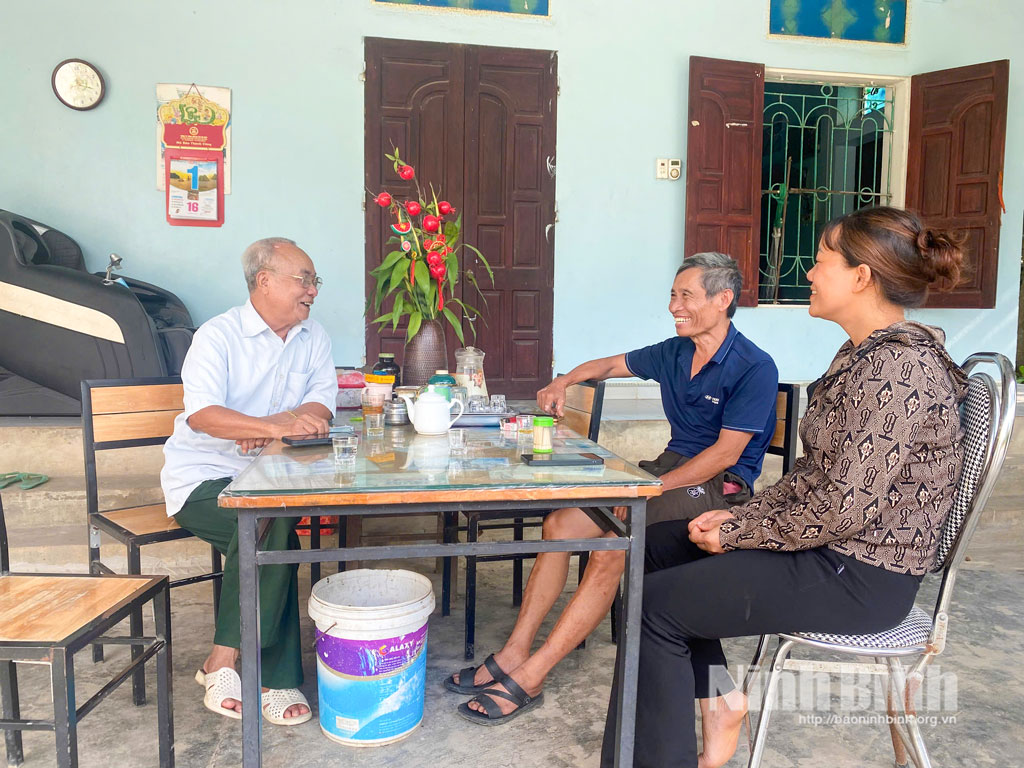 Ông Đinh Văn Quý (áo trắng, bên trái), nguyên Bí thư Chi bộ thôn Đá Hàn ôn lại kỷ niệm những ngày mới đến lập nghiệp tại vùng kinh tế mới.