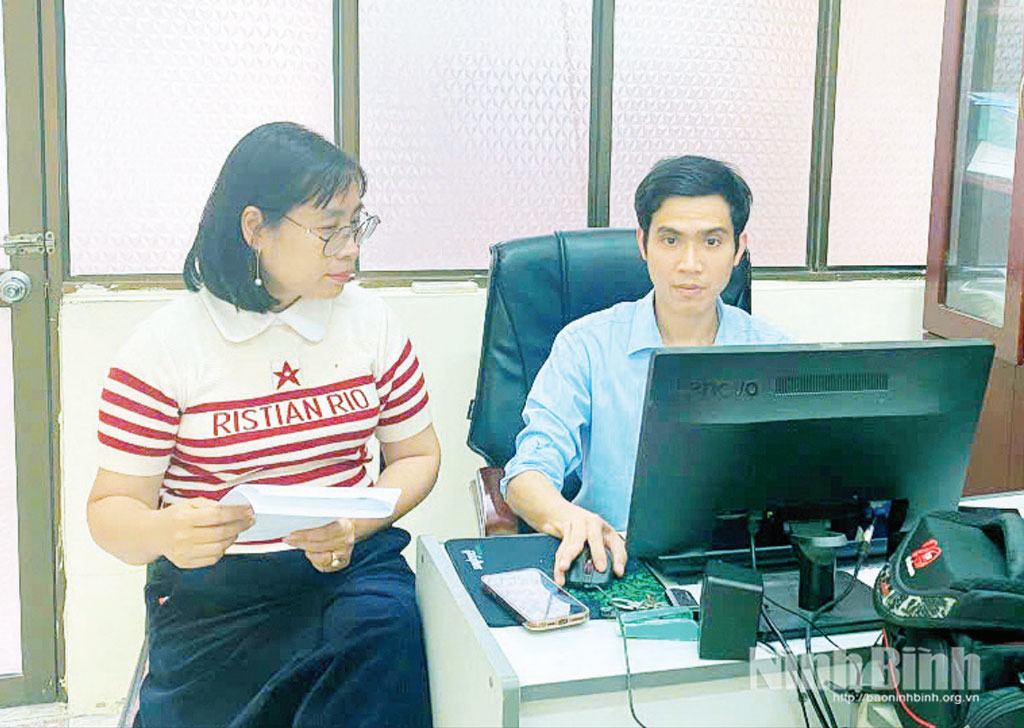 Cán bộ Trung tâm Dịch vụ công phường Phù Vân biên tập tin, bài đăng tải trên Trang thông tin điện tử của phường.