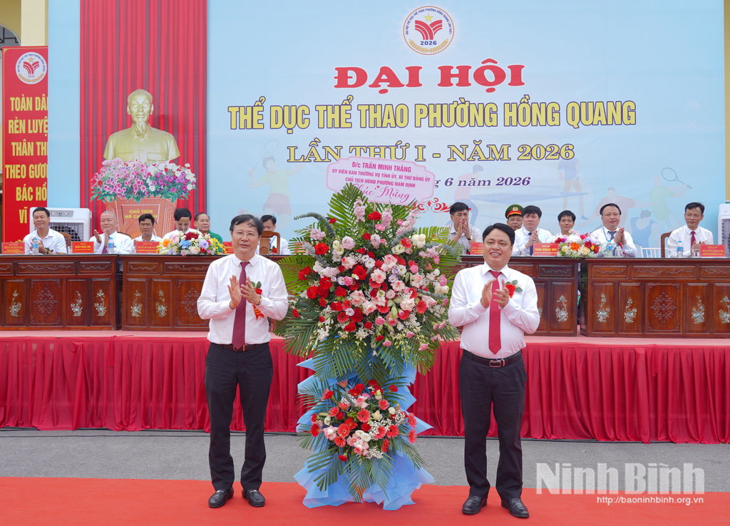 Đồng chí Trần Minh Thắng, Ủy viên Ban Thường vụ Tỉnh ủy, Bí Thư Đảng ủy, Chủ tịch HĐND phường Nam Định tặng hoa chúc mừng Đại hội. Ảnh: Diệu Linh