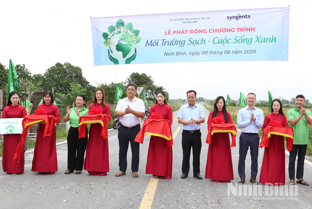 Đại diện lãnh đạo Sở Nông nghiệp và Môi trường, UBND xã Hiển Khánh, Công ty Syngenta Việt Nam cắt băng khai trương Chương trình "Môi trường sạch-Cuộc sống xanh".