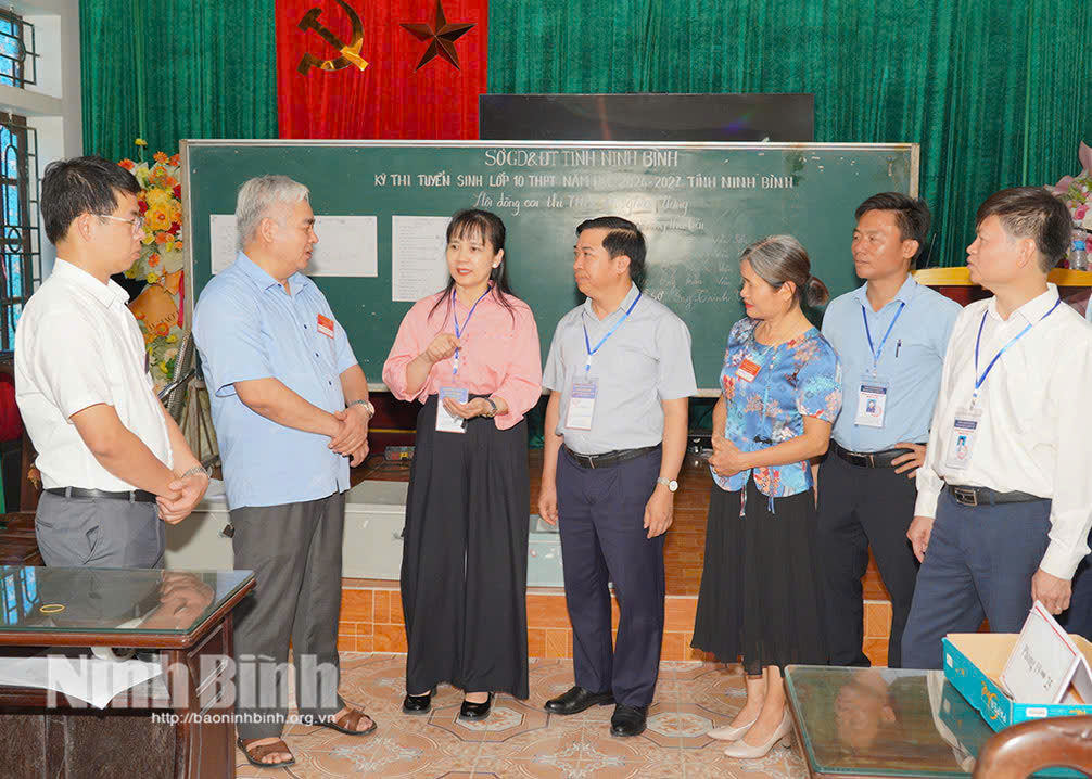 Đoàn Đoàn kiểm tra của Ban Chỉ đạo Kỳ thi tuyển sinh lớp 10 THPT, năm học 2026-2027 trao đổi với lãnh đạo Hội đồng coi thi Trường THPT A Nghĩa Hưng (xã Nghĩa Hưng) về công tác tổ chức thi. Ảnh: Diệu Linh